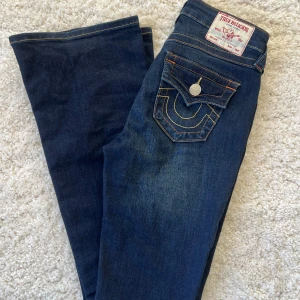 Mörkblå jeans från True Religion - Snygga mörkblå jeans från True Religion i storlek 25!
