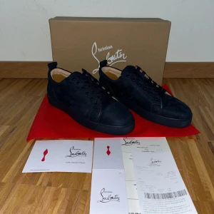 Christian Louboutin skor - Christian Louboutin | stl 40 passar 40,5 |  skick 9,5/10 andvända en gång | vet inte om de är äkta men flera äktahets bevis kommer med som box, dust bag, kvitto, kort och mer | pris kan diskuteras.