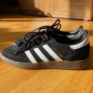 Svarta adidas spezial - Jag säljer mina  jättesnygga svarta adidas spezial köpta på jd sports för ca en vecka sedan. Mycket bra skick och bara använda några få gånger. De är i sotorlek 40 2/3. Svarta, vita ränder och brun sula.