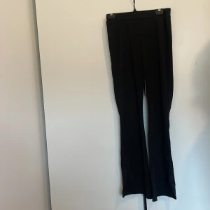 Svarta byxor från VILA - Snygga svarta byxor från VILA med en elegant och stilren design. Byxorna har en rak passform och är perfekta för en chic look. De är tillverkade i ett mjukt och bekvämt material som ger en skön känsla hela dagen.