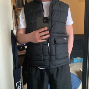 Dunväst | Woxo | 170 - ‼️Svart Dunväst från Woxo‼️ Märke: Woxo 720 🏷️ Storlek: 170📏 Passform: Normal 📌 Skick: ⭐️9.7/10⭐️ Fraktar: Inom 1 dag 📦  