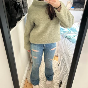 Blå jeans från Big Star - Snygga blå jeans från Big Star med slitna detaljer och bootcut-stil. De har en extra låg midja🩷 midjemått rakt över: 38cm 🩷 innerben: 84cm🫶🏻