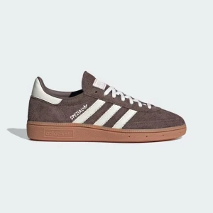 Bruna Adidas Spezial sneakers - Snygga bruna Adidas Spezial sneakers i mocka med vita detaljer och klassiska tre ränder. Skorna har en gummisula och snörning för en bekväm passform. Perfekta för en stilren vardagslook. Lådan finns, ett par snöre i brun färg ingår, använd fåtal gånger