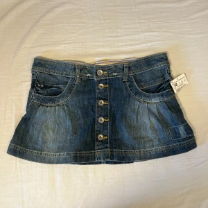 Jeanskjol - Midjemått: 42cm 💖läs min bio innan ni skriver 