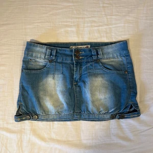 Jeanskjol  - Midjemått: 36cm 💖läs min bio innan ni skriver 