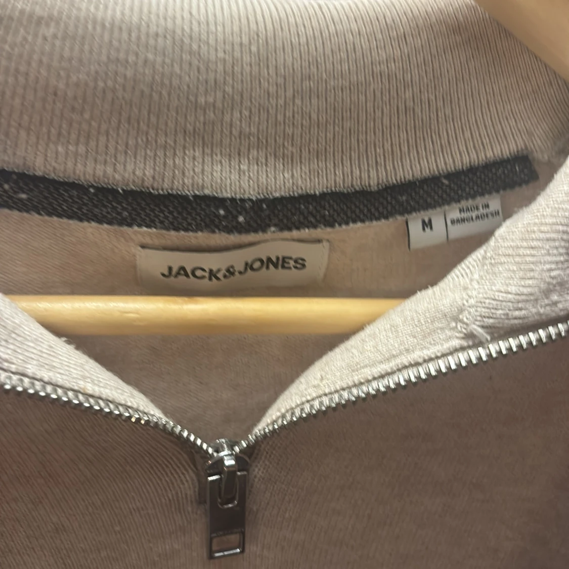 Beige tröja med dragkedja från Jack & Jones - 1