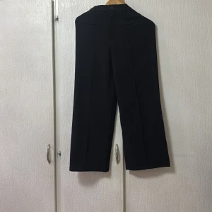 Svarta kostymbyxor från Shein - Snygga svarta kostymbyxor från Shein i en klassisk design. Byxorna har en rak passform och hög midja, vilket ger en stilren look. Perfekta för en elegant och sofistikerad stil.