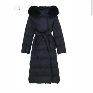 Fur Stockholm jacka - Säljer nu min älskade fur Stockholm jacka (äkta päls) då den inte kommer till så mycket användning. Köptes för 2 763kr och säljer för 1900kr! Den har inga tecken på användning och är i storlek S (passar xs också)💕skriv för fler bilder 