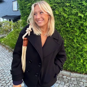 Fin kappa 💕 - Super fin vår kappa som passar ALLA tillfällen i bra skick💕 Den är ifrån design by Si💓