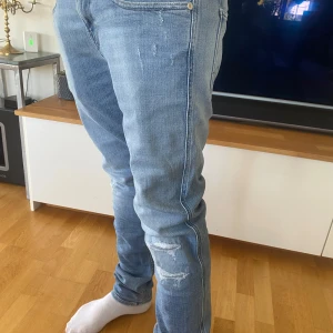 Ljusblå jeans från replay  - Tja säljer dessa feta byxor från replay som har slitningar från fabrik. Retail ligger på ungefär 1500kr så billigare kan ni inte hitta! Priser är diskuterbart👖30 i w och 34 i L 