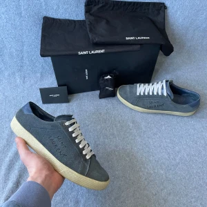 Saint Laurent skor  - Säljer ett par Saint Laurent skor! Storlek 41,5 men sitter som 42! Box, 2st dustbags och extra skosnören medföljer vid köp! Hör gärna av dig om du har frågor! 