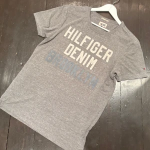Tommy Hilfiger T-Shirt - Denna riktigt snygga t-shirt från Tommy Hilfiger är knappt använd och har inga defekter . Storleken är M. Modellen på bilden är 188 cm och väger 70 kg. Om ni har några frågor är det bara att skriva!          /T-Arkivet 👕😁