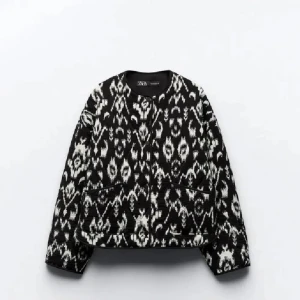 Svart och vit mönstrad jacka från Zara - Säljer denna superfina vårjackan från zara. Storlek L men sitter som en M. Skriv för fler bilder!