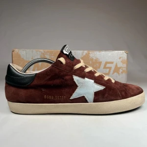 Golden goose intressekoll - Har dessa feta vinröda golden goose i storlek EU 41. Riktigt bra skick, skriv gärna om ni har frågor eller är intresserade!!