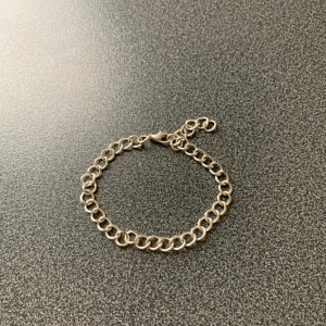 Silverfärgat armband - Snyggt silvrigt armband med kedjedesign.  Justerbar längd med karbinhake.