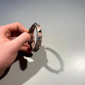 Valentino Armband  - Hej! Säljer nu mitt armband från märket Valentino,, bra skick. Givetvis äkta, Tveka inte på att höra av dig om du har frågor eller funderingar kring armbandet !