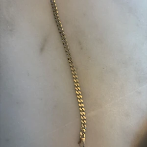 Silverfärgat armband  - Äkta 925  silver armband med en klassisk kedjedesign. Armbandet har en säker låsmekanism och passar de flesta handleder. Armbandet är 23cm lång och har möjlighet att anpassa storlek efter passform