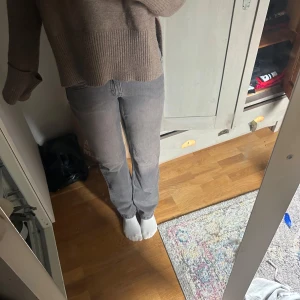 Grå jeans från Weekday - Säljer ett par gråa jeans från Weekday i modellen Arrow Low Straight. De har en rak passform och är lågmidjade, aldrig använda.