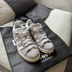 Adidas Campus Skor - Storlek 42 - Mycket bra skick - Jag säljer ett par Adidas Campus skor i storlek 42. Skorna har använts väldigt sällan under de senaste 5 månaderna och är i mycket bra skick. Jag säljer dem eftersom jag inte använder dem längre.  Storlek: 42  Skick: Nästan som nya, endast använt ett fåtal gånger. Originalkvitto finns (köpta för 120 euro i Italien). Anledning till försäljning: Jag använder dem inte. Pris: 900  Kontakta mig gärna om du har några frågor eller vill ha fler bilder!