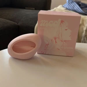 Mod Blush Parfym av Ariana Grande - Säljer denna parfym från Ariana Grande, Mod Blush då den inte kommer till användning. Luktar så extremt gott 🩷enbart testad