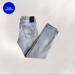 Replay anbass jeans  - Replay anbass jeans i storlek 29/30. Sitter snyggt slim. Hör av er vid fler frågor! 