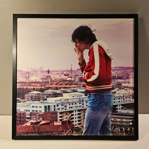 Håkan Hellström - Albumaffisch, 31.5x31.5cm - Håkan Hellström - 2 steg från paradise albumaffisch, 31.5x31.5cm  Helt ny - Passar bra i IKEAs tavelram Lomviken!  Skickas i papprulle - Ramen ingår inte!
