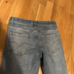 Levis jeans - Levis jeans i regular/slim fit, osäker på storleken då det inte står exakt men skulle säga att den passar någon under 180 under 80kg, som ny inga defekter alls!