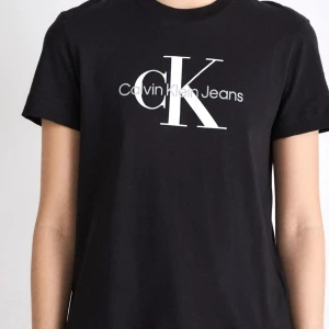 Svart t-shirt från Calvin Klein Jeans S - Snygg svart t-shirt från Calvin Klein Jeans. Bra styck svart storlek S inga defekter