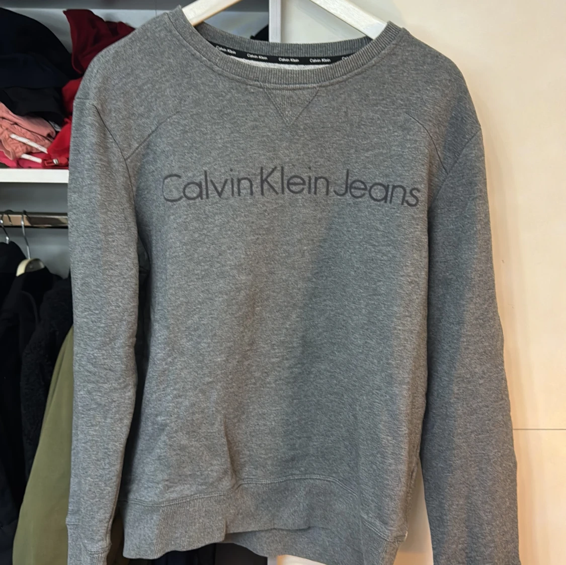 Grå sweatshirt från Calvin Klein Jeans