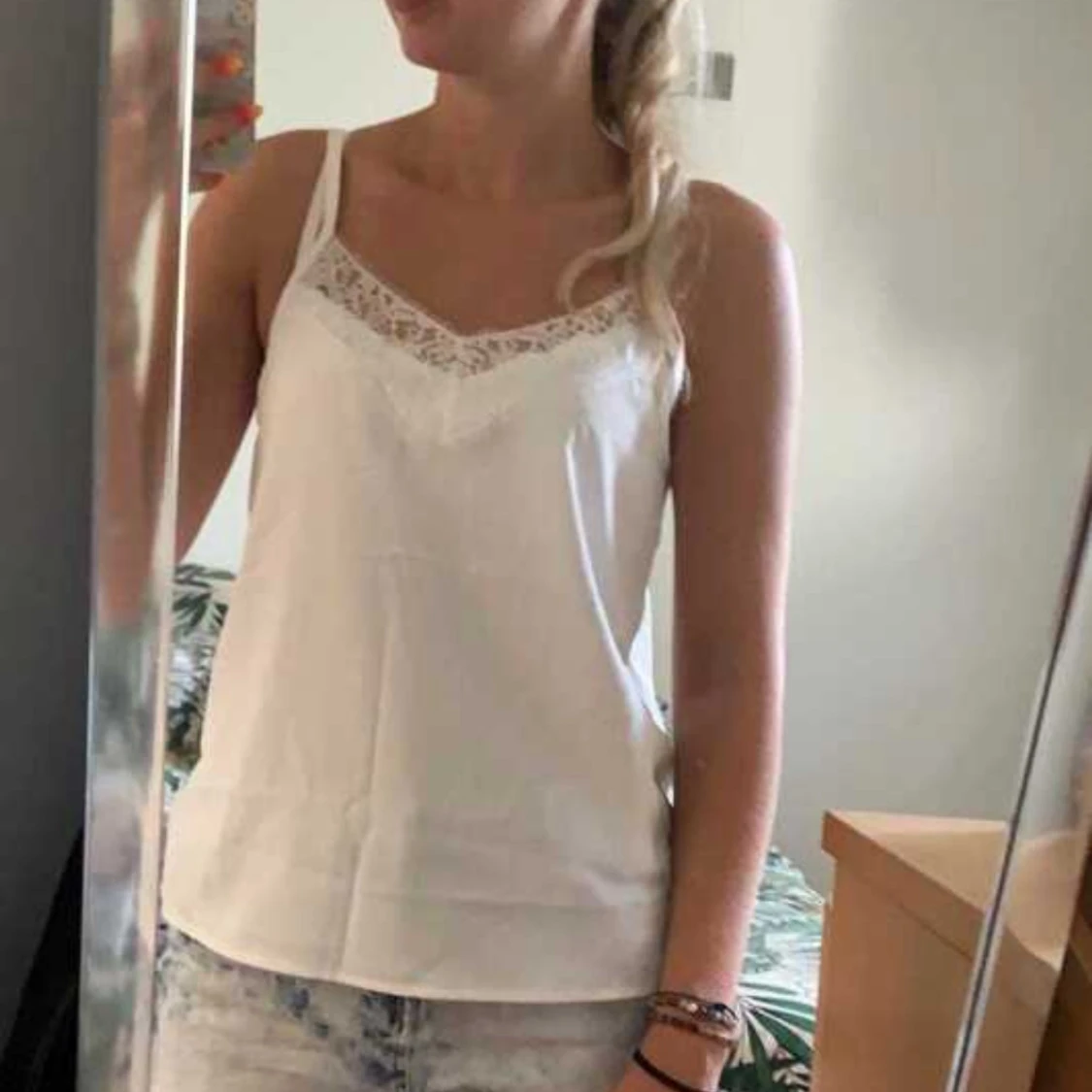 Vit linne med spetsdetaljer - 1