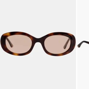 Bruna ovala solglasögon från Corlin - Snygga solglasögon från Corlin med oval form och brunmelerat mönster. Bågarna är i plast med ett klassiskt leopardmönster och mörka linser. Perfekt accessoar för att lyfta din stil.