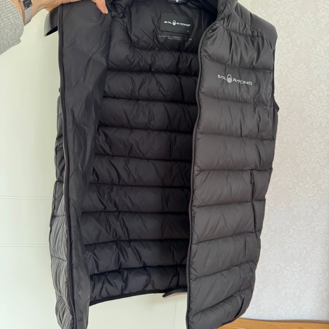 Svart dunväst från Sail Racing - 2
