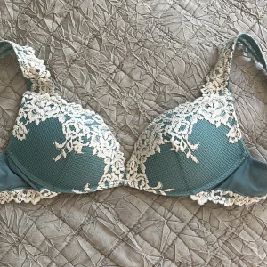  Limited  intimissimi bh -  Jättefin Intimissimi Bh jag har använt en gång jag älskar dig jättemycket men jag behöver verkligen pengar. Just denna färgen säljs inte längre. Personligen tycker jag detta är den finaste färgen de har och den är perfekt nu till sommaren🥰❤️ Det är svårt att beskriva vilken färg det är men jag skulle säga att det är typ blågrå