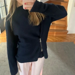 Stickad tröja  - Säljer denna assnygga mörkblåa stixkade tröja med supersnygga detaljer, perfekt till hösten 🥰🥰🥰 skulle uppskatta till en s