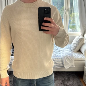 Beige stickad tröja från Selected Homme - Säljer en stilren beige stickad tröja från Selected Homme. Nyskick, använd 2 gånger. Storlek S men passar även M! Skriv om du har frågor!