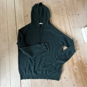 Mörkgrön hoodie från Tiger of Sweden - Mörkgrön hoodie från Tiger of Sweden i gott skick. Tröjan är gjord i merinoull och är sparsamt använd. Hör av er vid önskan om fler bilder eller dylikt👍