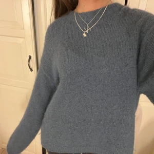 Stickad tröja - Mysig blå stickad tröja från Gina tricot! Använd fåtal gånger💕