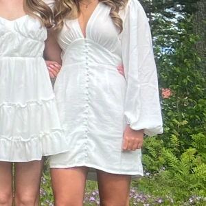 Vit klänning  - Säljer denna fina vita klänning från NA-KD. Endast använd en gång. Nypris 700