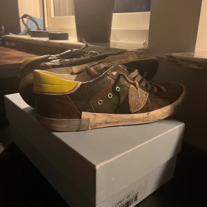 Skor från Philippe Model - Tjena! Säljer nu dessa feta Philippe model skor. Sulorna är ganska slitna men annars funkar de bra. PRIS GÅR ATT DISKUTERAS!