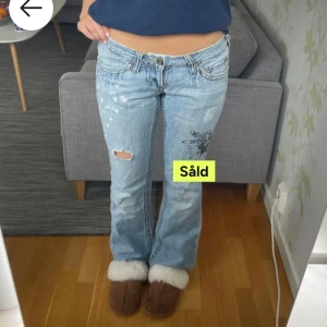 Ljusblå low waist bootcut jeans - Säljer vidare dessa snygga low waist bootcut jeans, köpte här på Plick men passade inte mig helt perfekt, midjemått 38 cm innerbensläng 82 cm💓