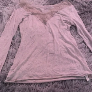 Ljusrosa långärmad topp med spetsdetalj - Säljer en ljusrosa långärmad topp med vacker spets vid ringningen. Från intimissmi!! Storlek S! jätte fin på, den har rätt så många små hål fast de flesta syns inte så mycket! Så kmr lägga ut för ett bra pris pga dess hål! Skriv privat om du vill ha närmare bilder på hålen för fick inte in alla bilder här men man ser typ tre på första bild!💘