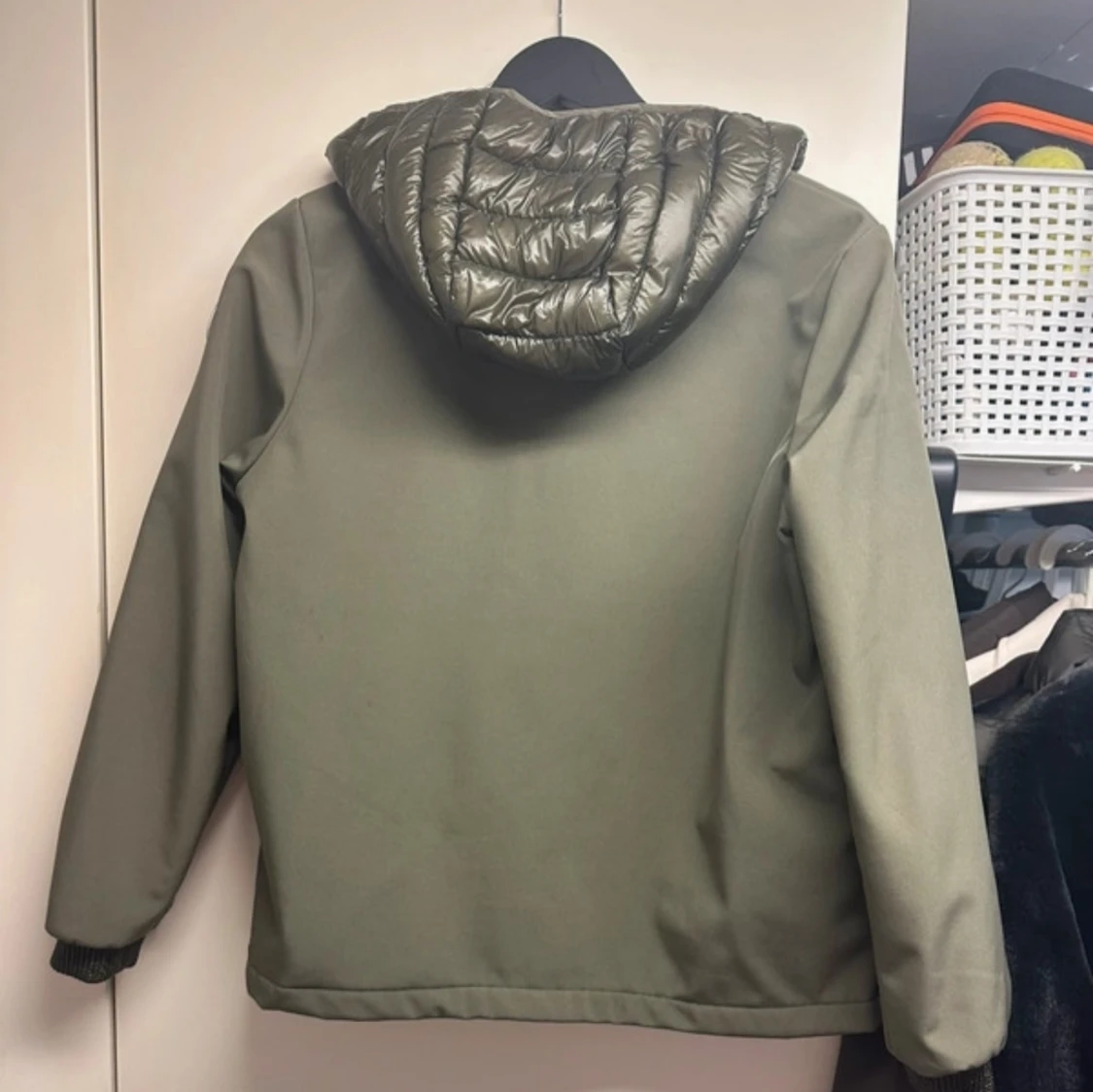 Olivgrön regnjacka från JOTT - 2