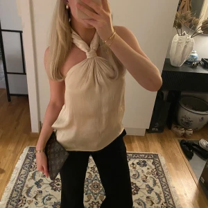 Superfin topp - Säljer denna superfina satintoppen från Mango💗Storlek S