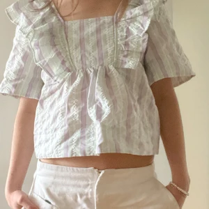 Ganni blus med volanger  - Supersöt mönstrad volangblus från Ganni. Aldrig använd med prislappen kvar, köptes för 2500kr 💓 Pris går att diskuteras