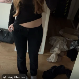 Svarta bootcut jeans - Säljer ett par svarta bootcut jeans med låg midja. Snygg passform och klassisk femficksmodell. Perfekta till en enkel topp eller hoodie. Ltb 25/30