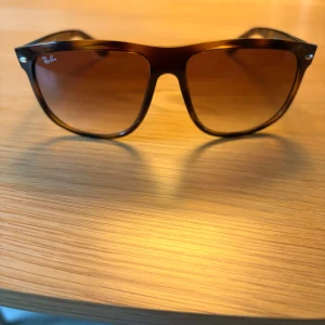 Ray-Ban Boyfriend - Ray-Ban boyfriend solglasögon som knappast använts eftersom jag har skaffat ett nytt par 