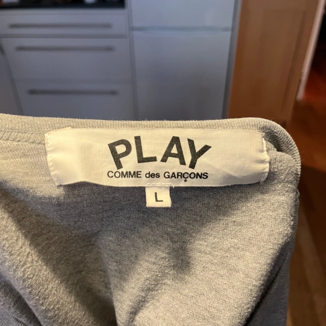 Grå t-shirt från Comme des Garçons Play - 2