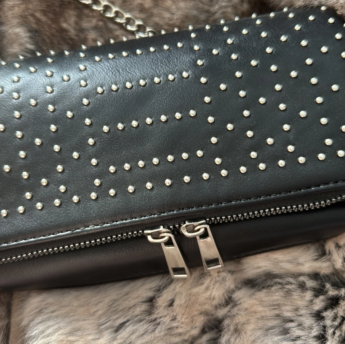 Svart axelväska med nitar och kedja - 2