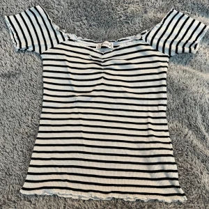 Sommartopp - Fin, randig Off shoulder topp perfekt till sommaren! Stretchigt, ribbat tyg. Fint skick.