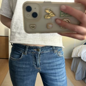 Bootcutjeans från ZARA - Säljer ett par blå bootcut jeans från ZARA. De har blivit lite sluta längst ner(se sista bilden). Är i storlek 36!🩷